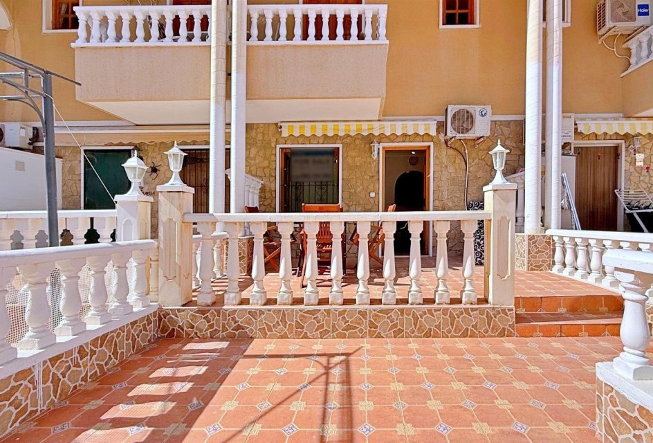 Resale - Bungalow -
Torrevieja - Punta prima