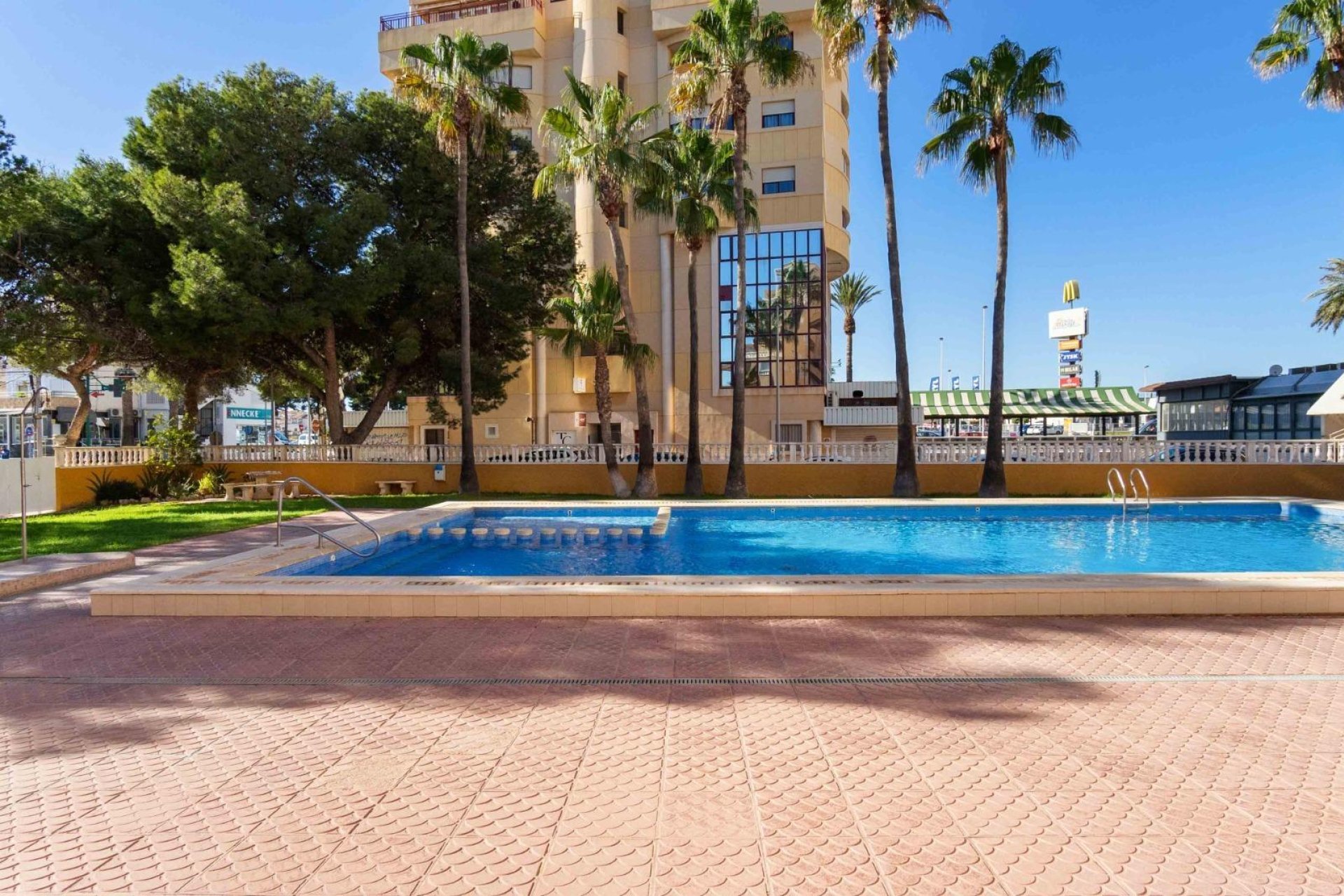 Resale - Bungalow -
Torrevieja - Punta prima