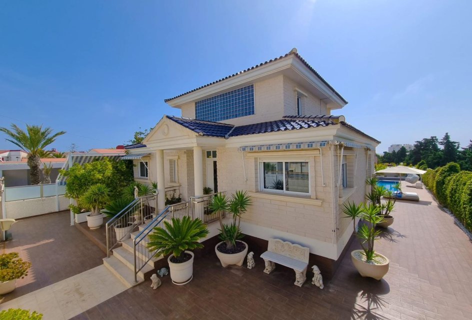 Resale - - CHALET -
Torrevieja - La Mata