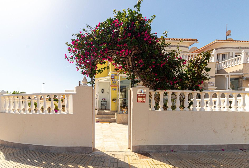 Resale - Terraced house -
Orihuela Costa - La Regia