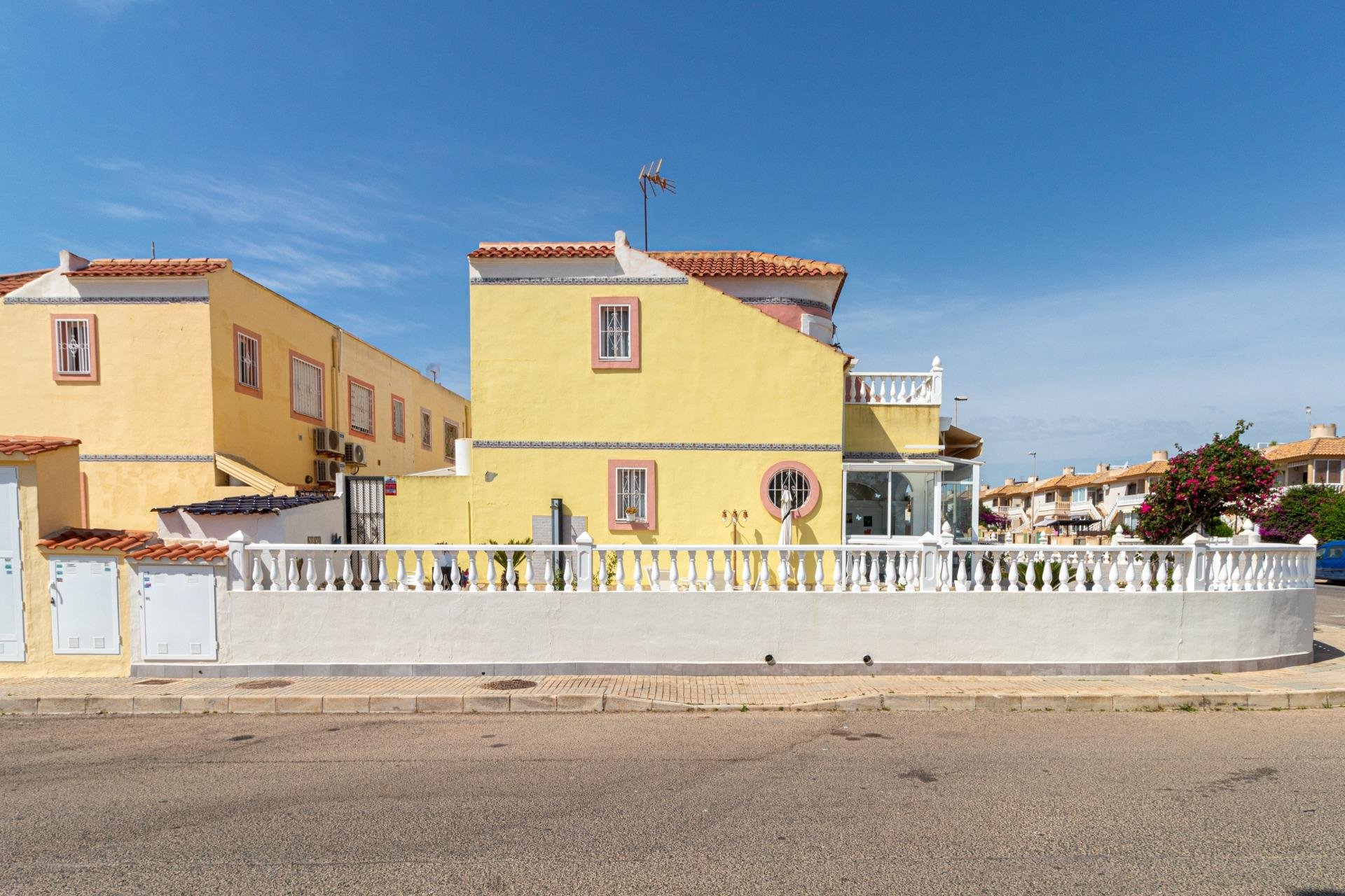 Resale - Terraced house -
Orihuela Costa - La Regia