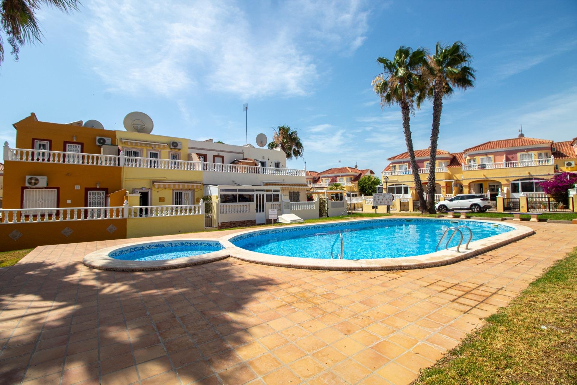 Resale - Terraced house -
Orihuela Costa - La Regia