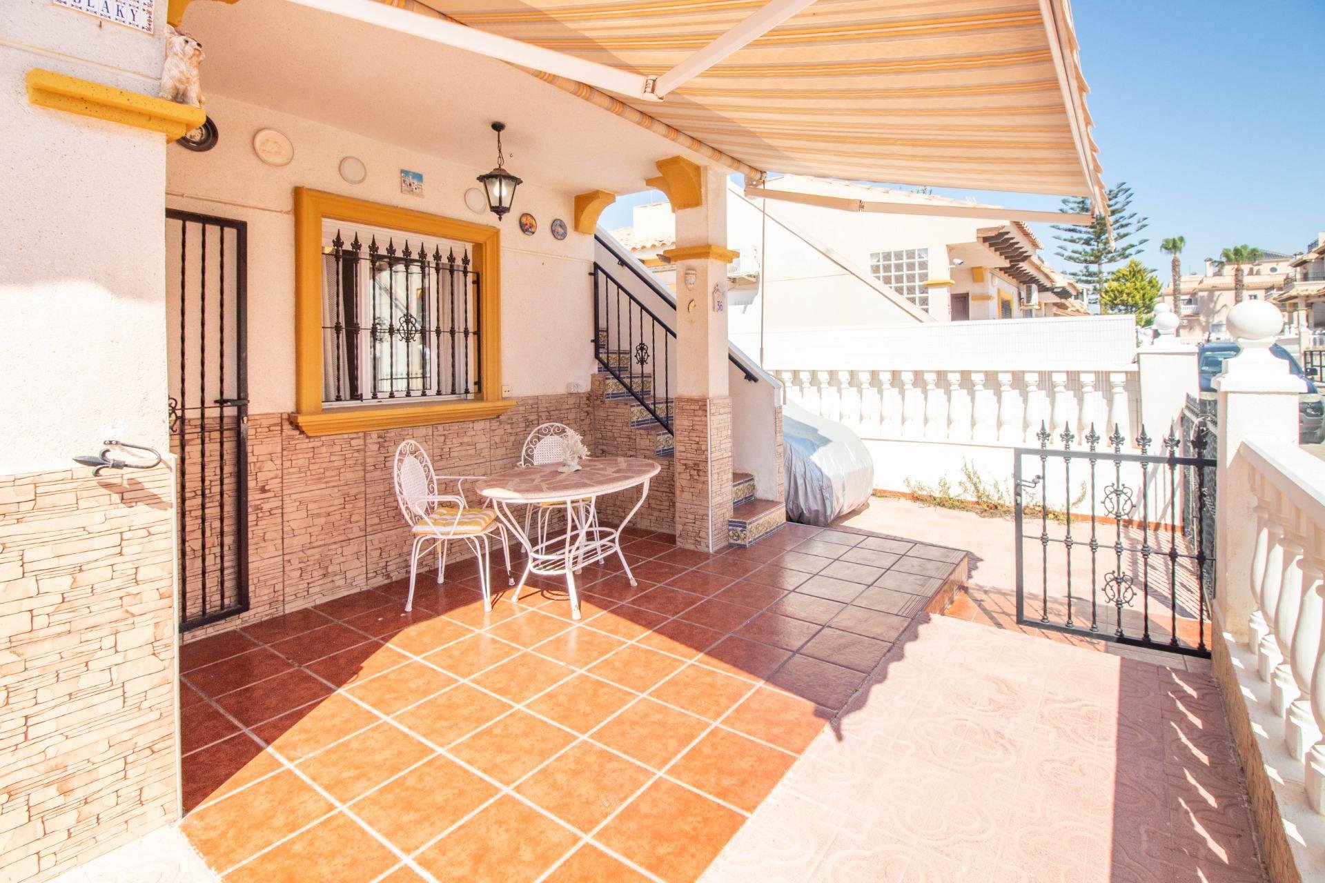 Resale - Terraced house -
Orihuela Costa - La Zenia