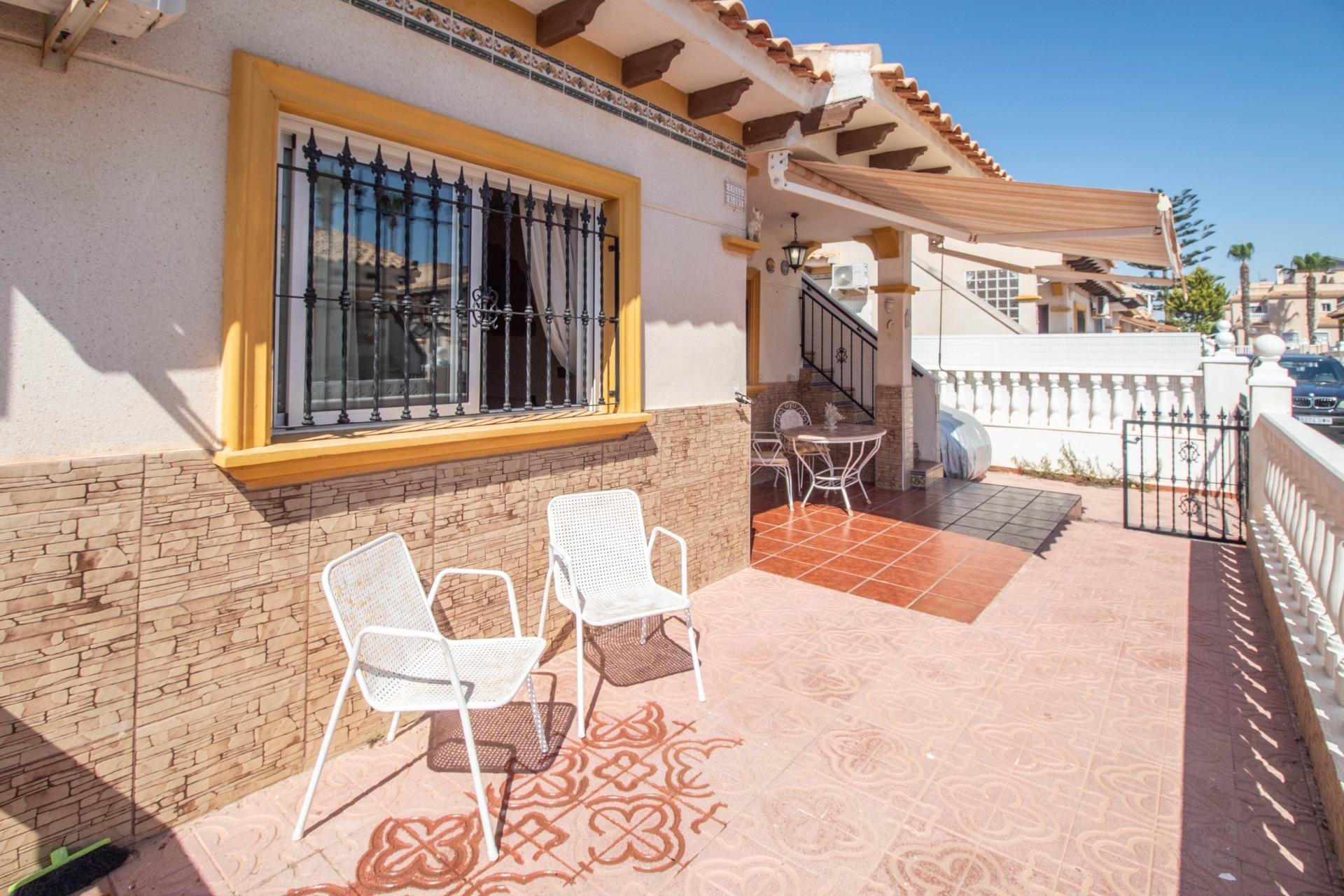 Resale - Terraced house -
Orihuela Costa - La Zenia
