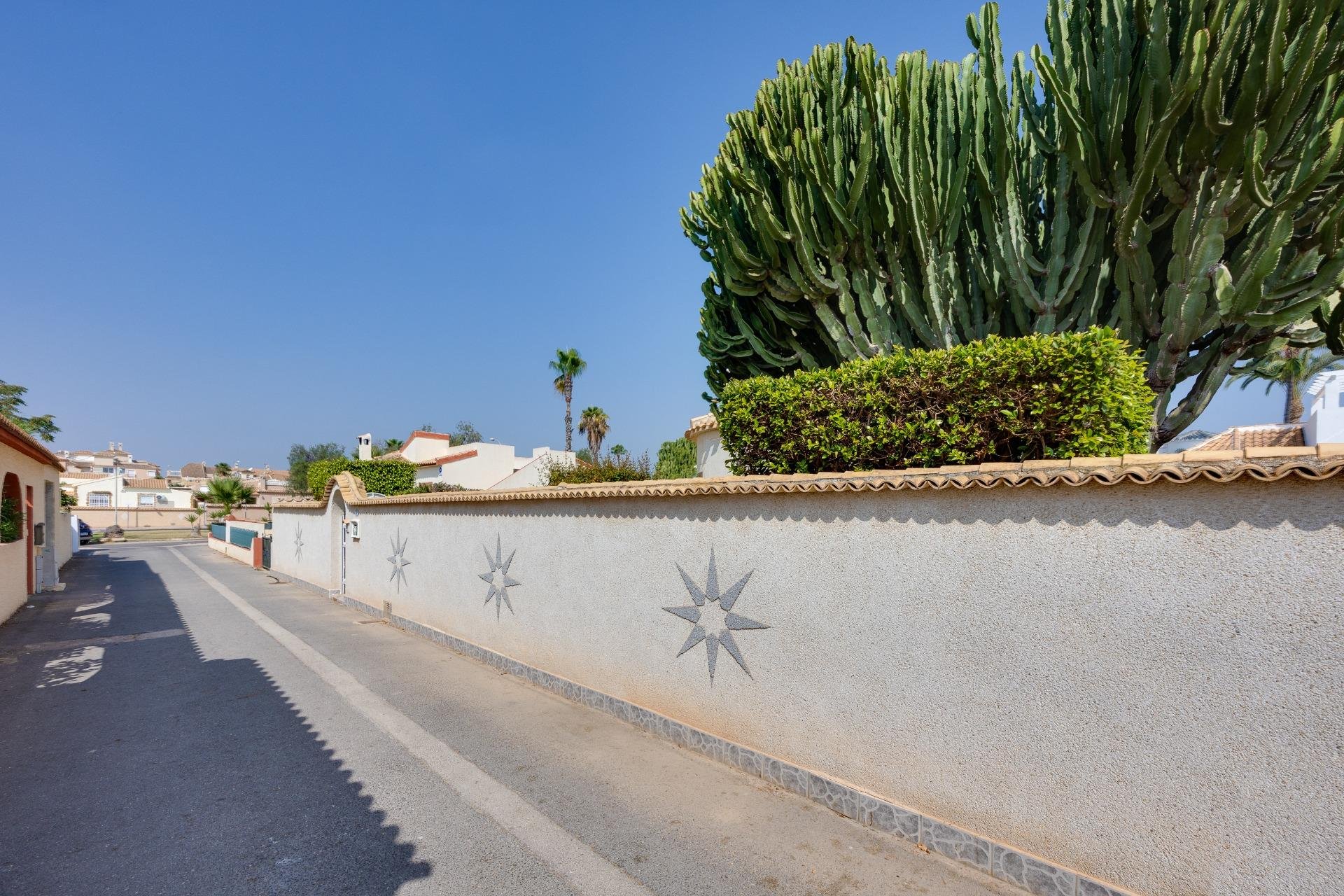 Resale - Villa -
Orihuela Costa - La Florida