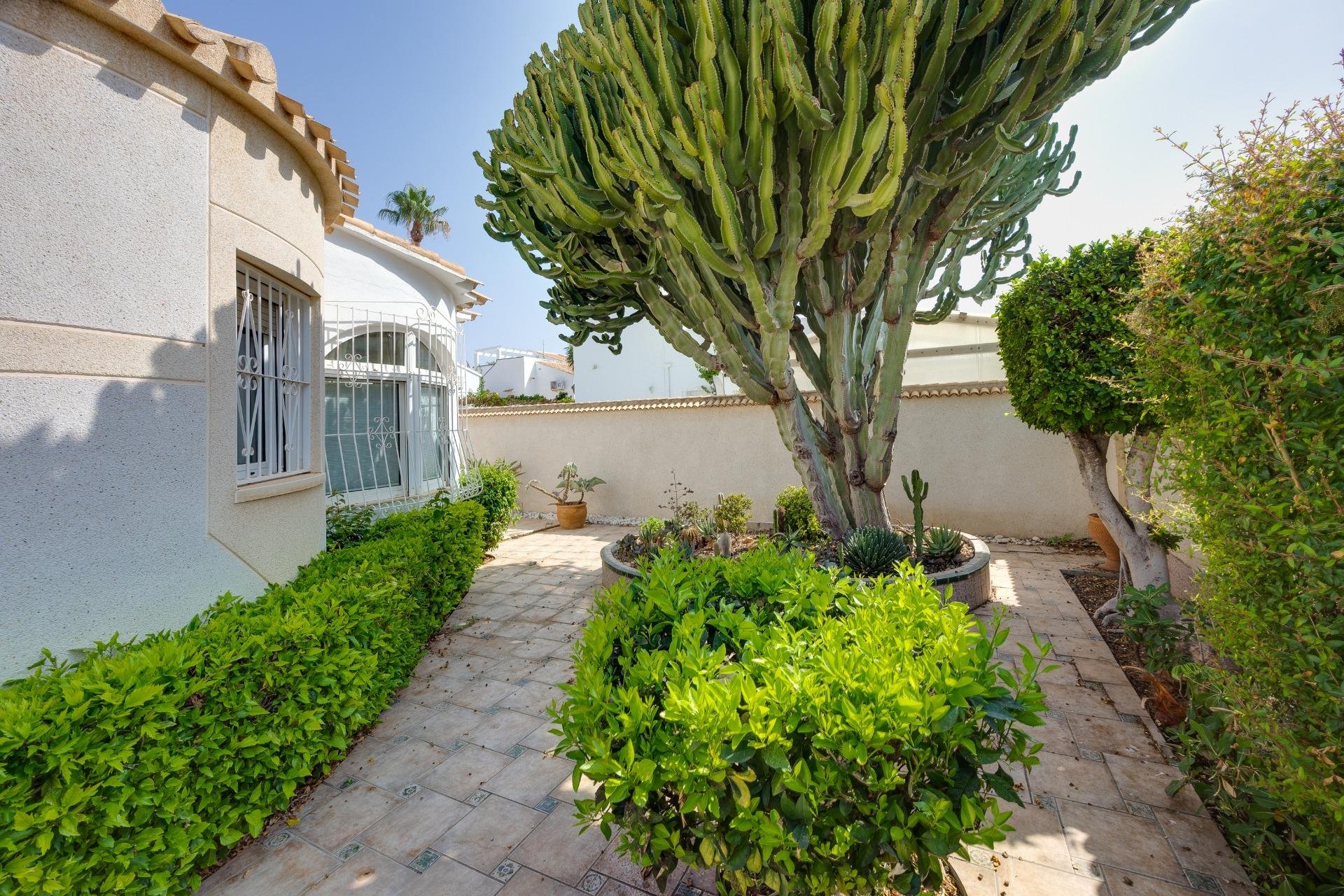 Resale - Villa -
Orihuela Costa - La Florida
