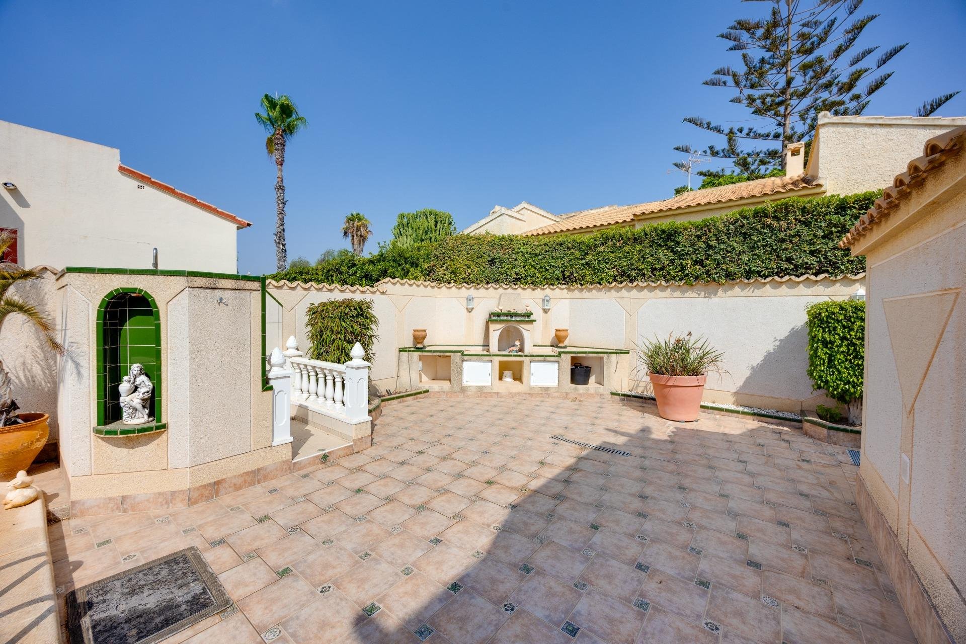 Resale - Villa -
Orihuela Costa - La Florida