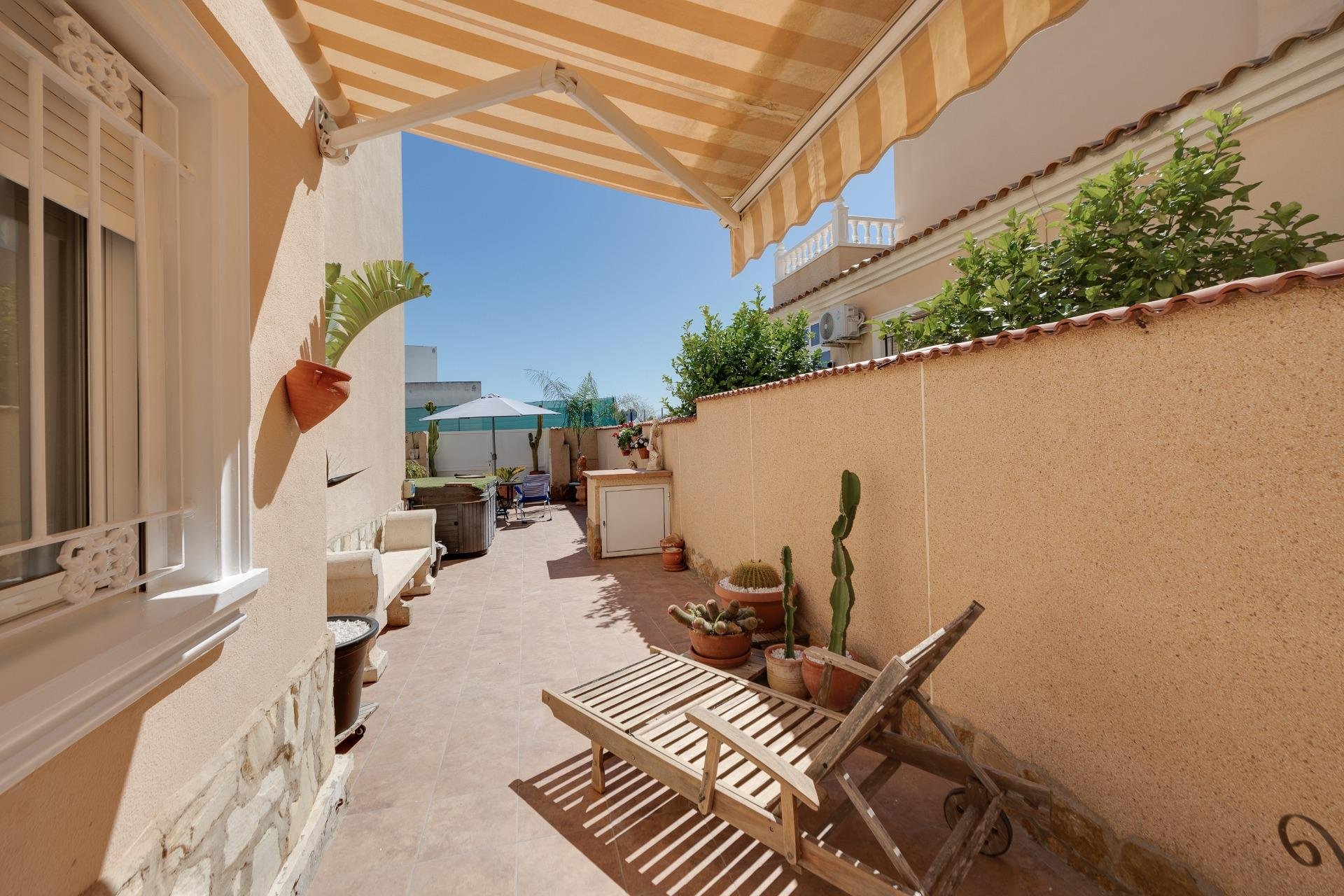 Resale - Villa -
Orihuela Costa - Lomas de Don Juan