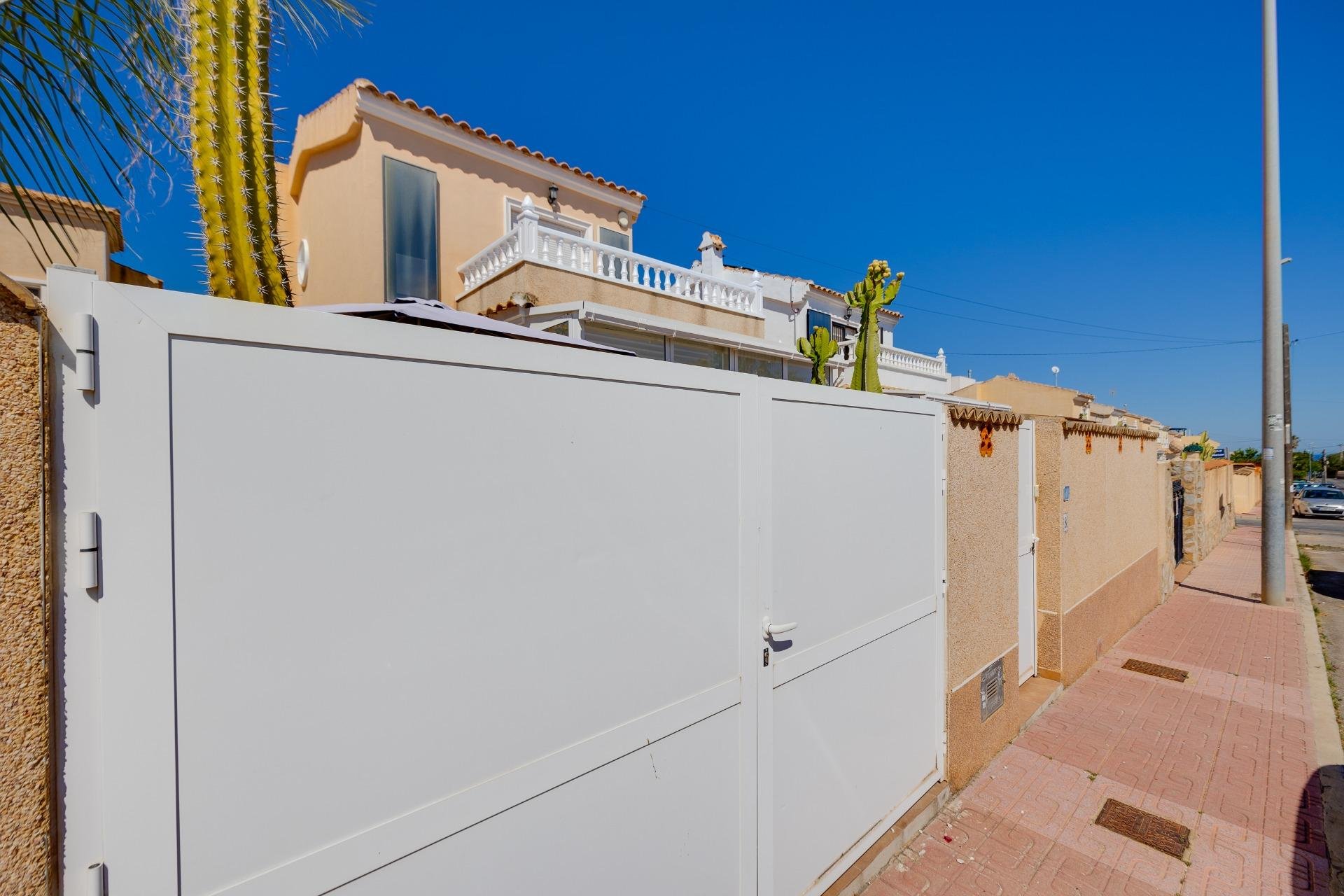 Resale - Villa -
Orihuela Costa - Lomas de Don Juan