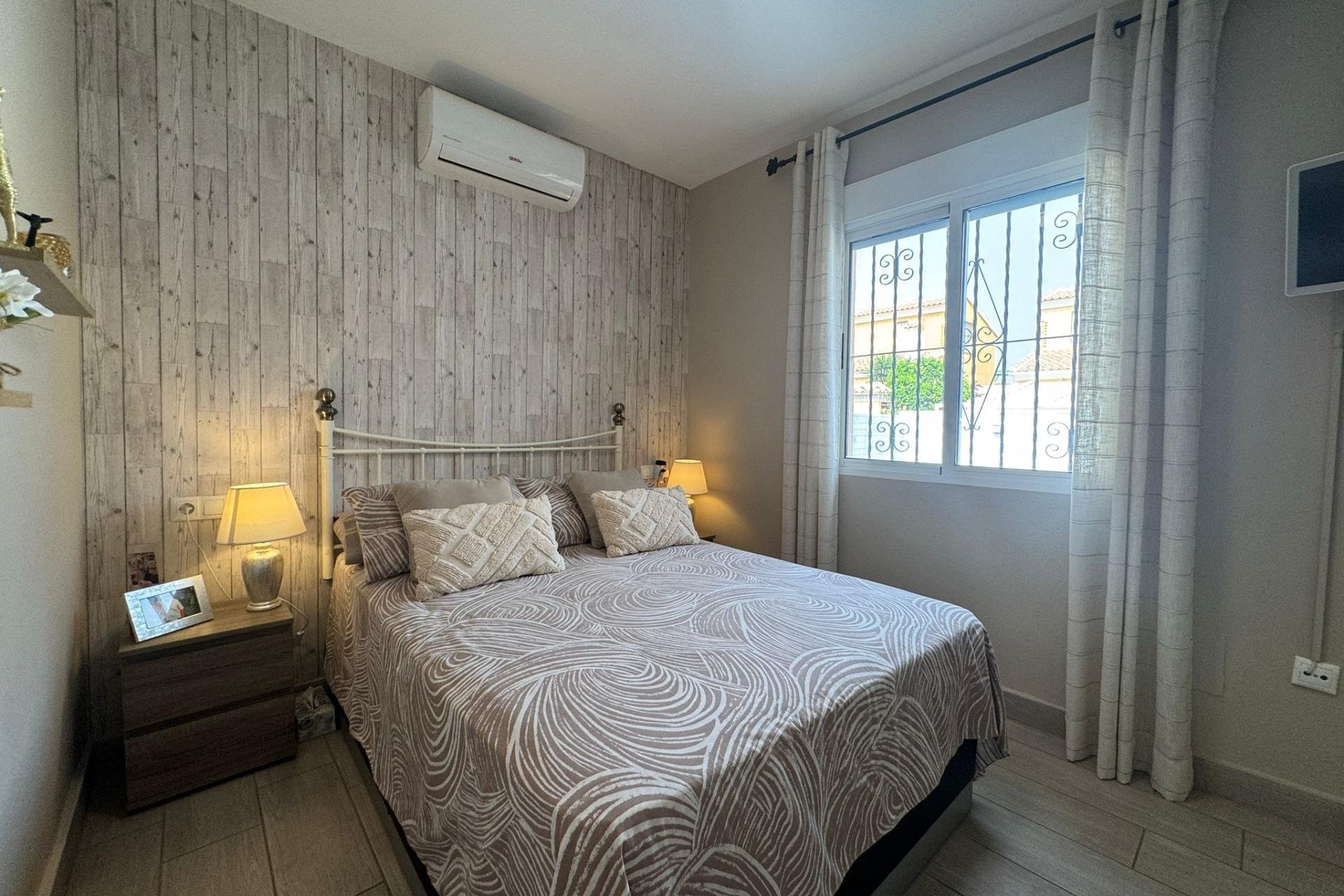 Resale - Villa -
Orihuela Costa - Los Almendros-La Florida
