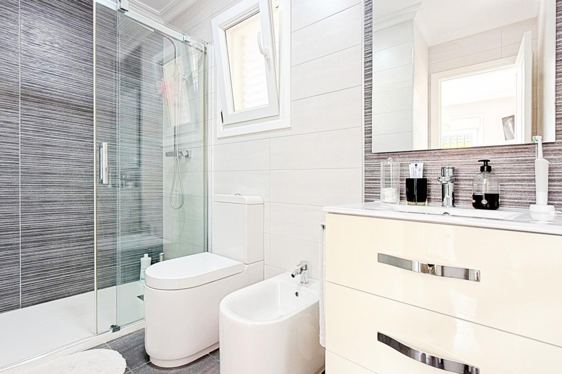 Resale - Villa -
Orihuela Costa - Urbanización Perla del Mar