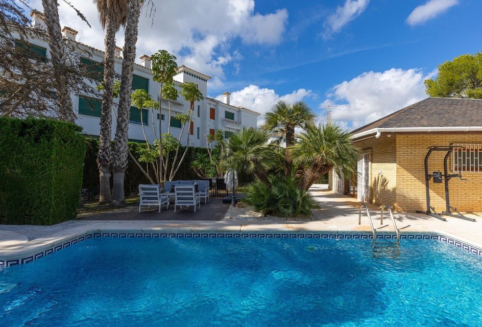 Resale - Villa -
Orihuela Costa - Villamartín