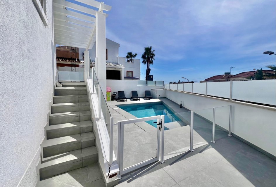 Resale - Villa -
San Miguel de Salinas - Las filipinas