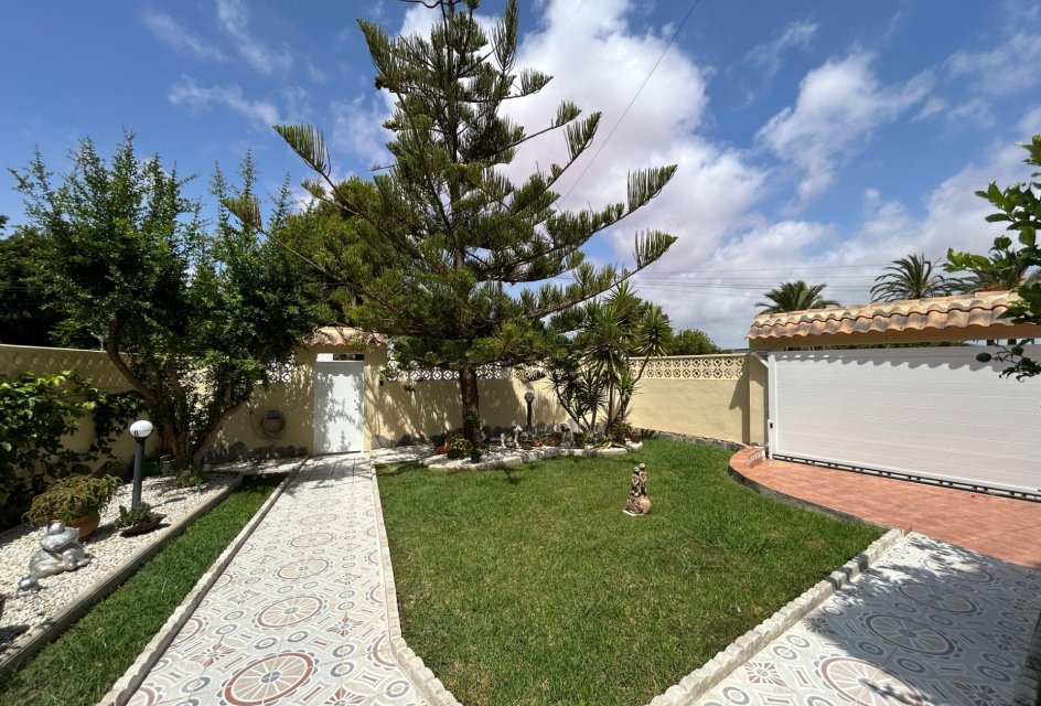 Resale - Villa -
Torrevieja - La Siesta - El Salado - Torreta