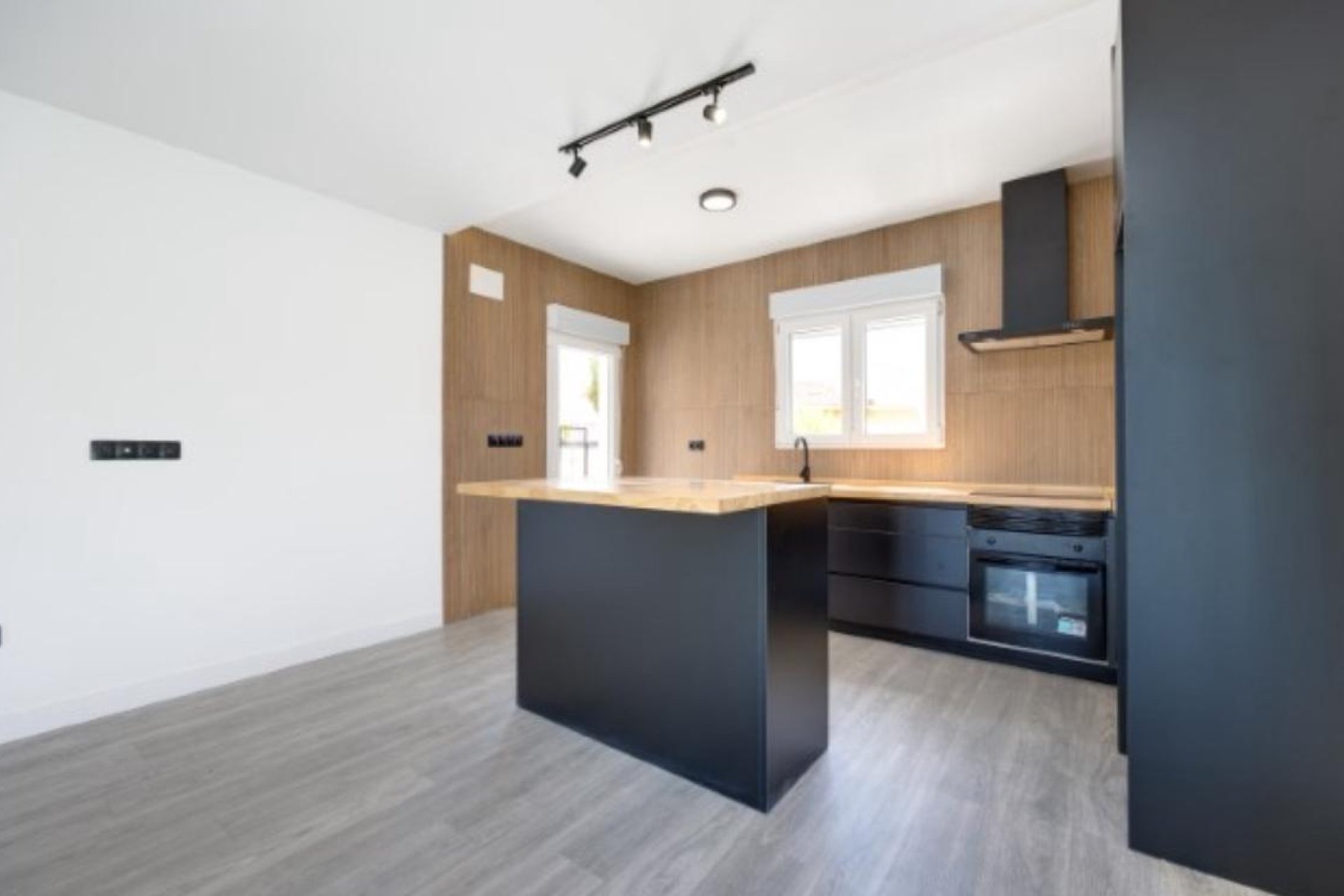 Resale - Villa -
Torrevieja - La Siesta - El Salado - Torreta