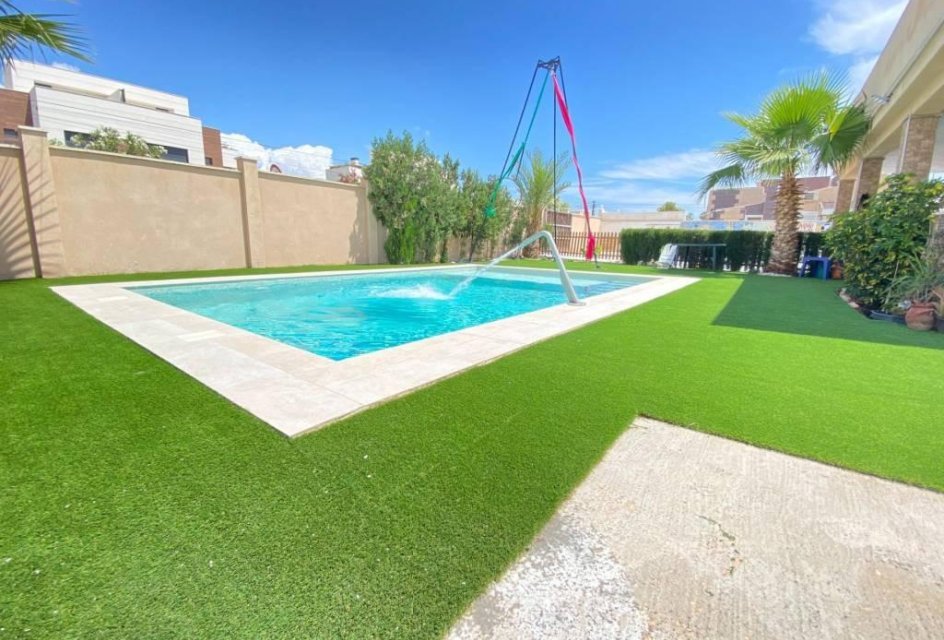 Resale - Villa -
Torrevieja - La Siesta - El Salado - Torreta