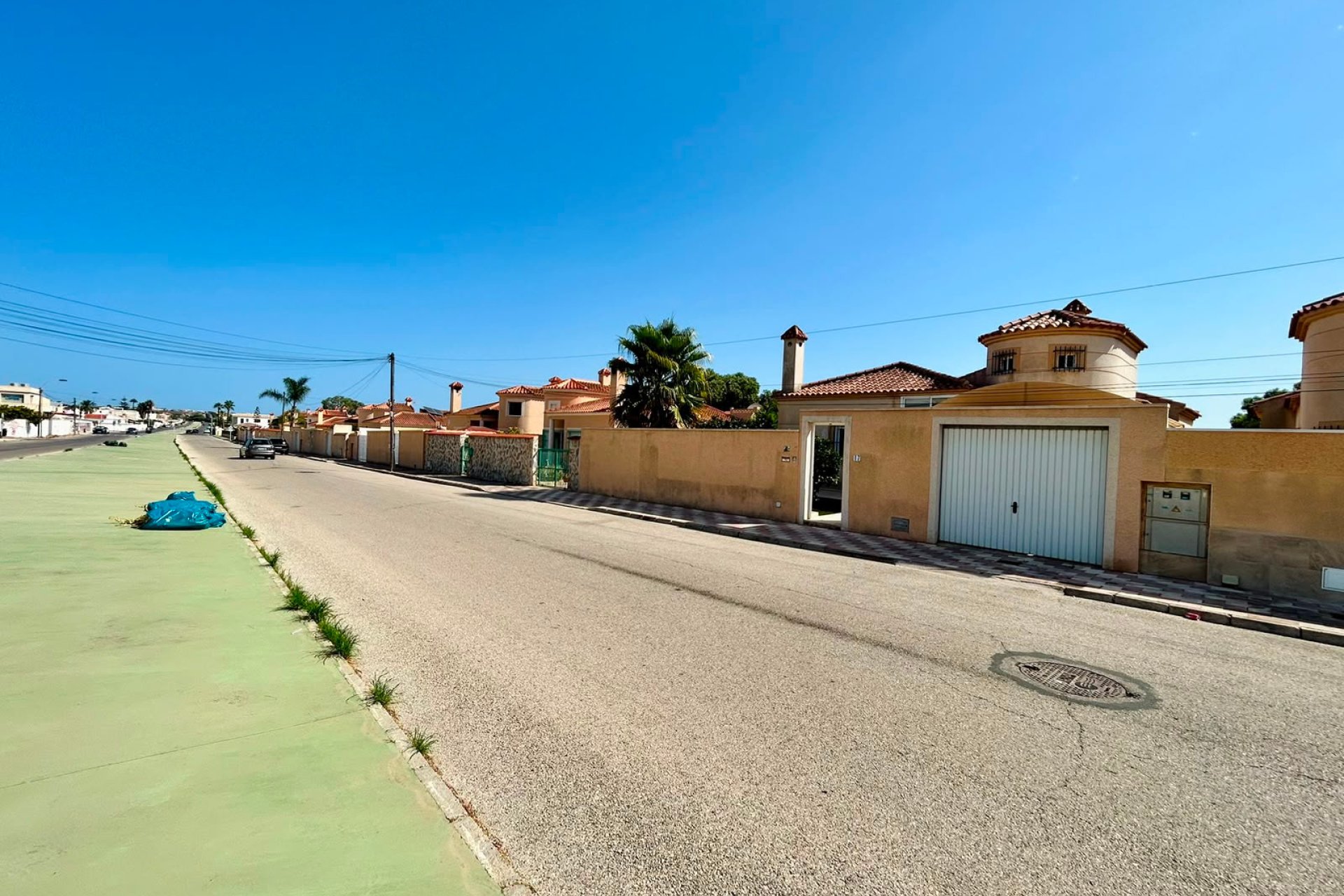 Resale - - VILLA -
Torrevieja - Urbanización San Luis