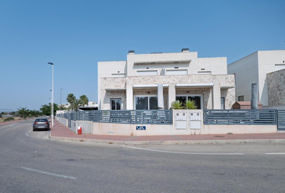 Segunda mano - Adosado -
Torrevieja - Aguas Nuevas