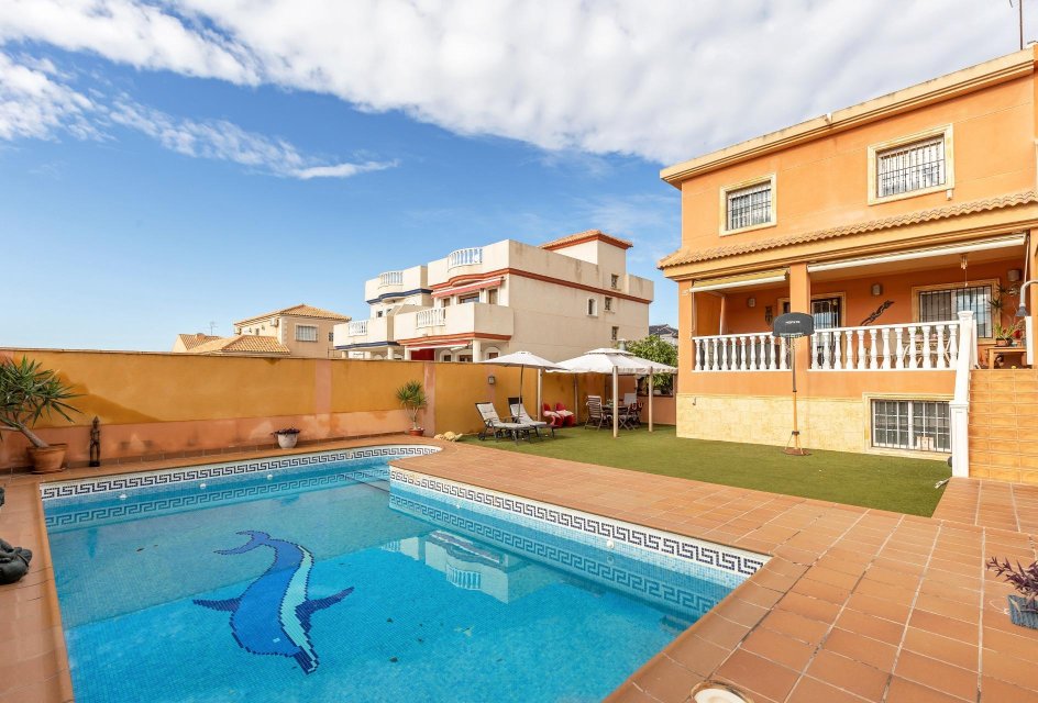 Segunda mano - Adosado -
Torrevieja - Aguas Nuevas