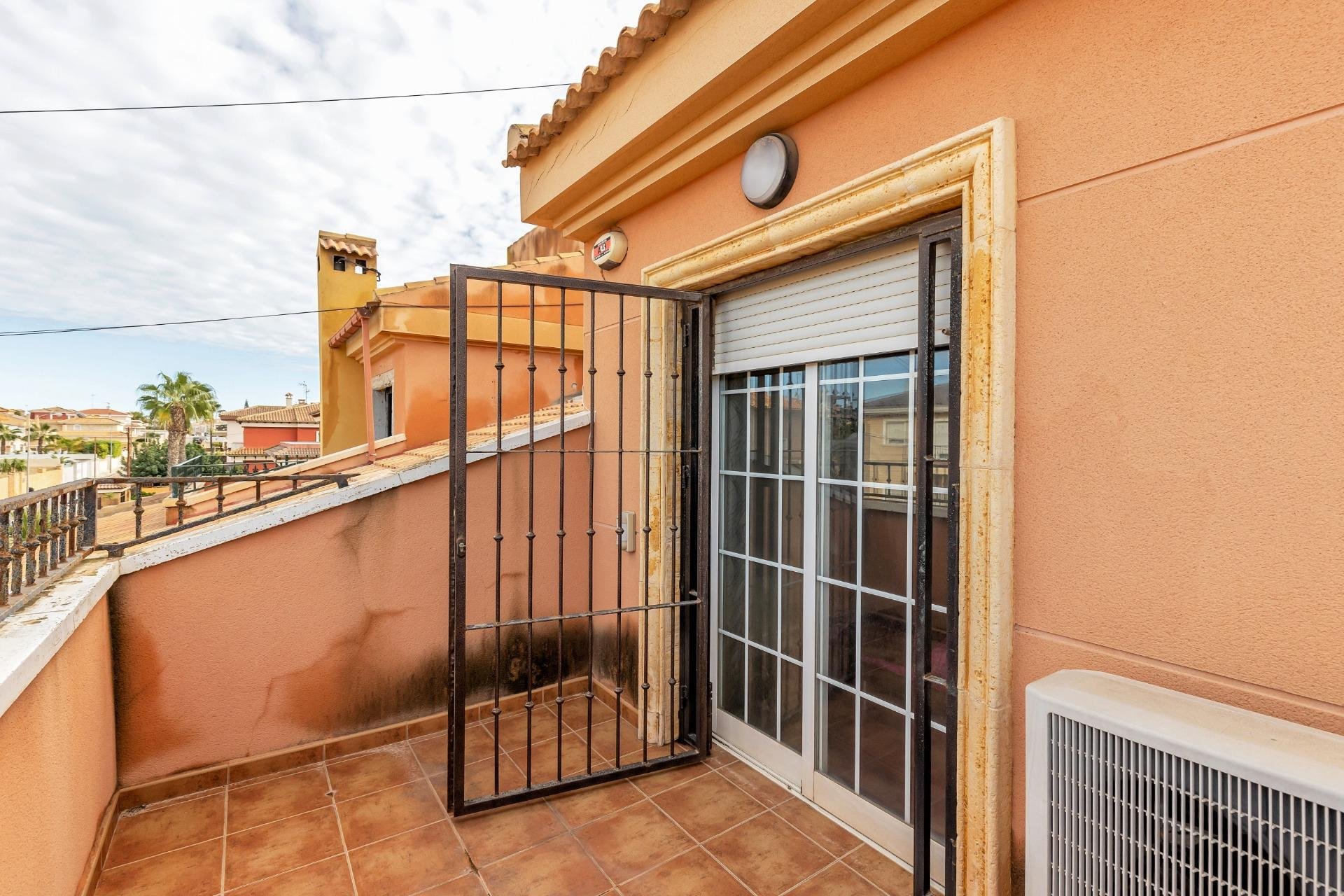 Segunda mano - Adosado -
Torrevieja - Aguas Nuevas