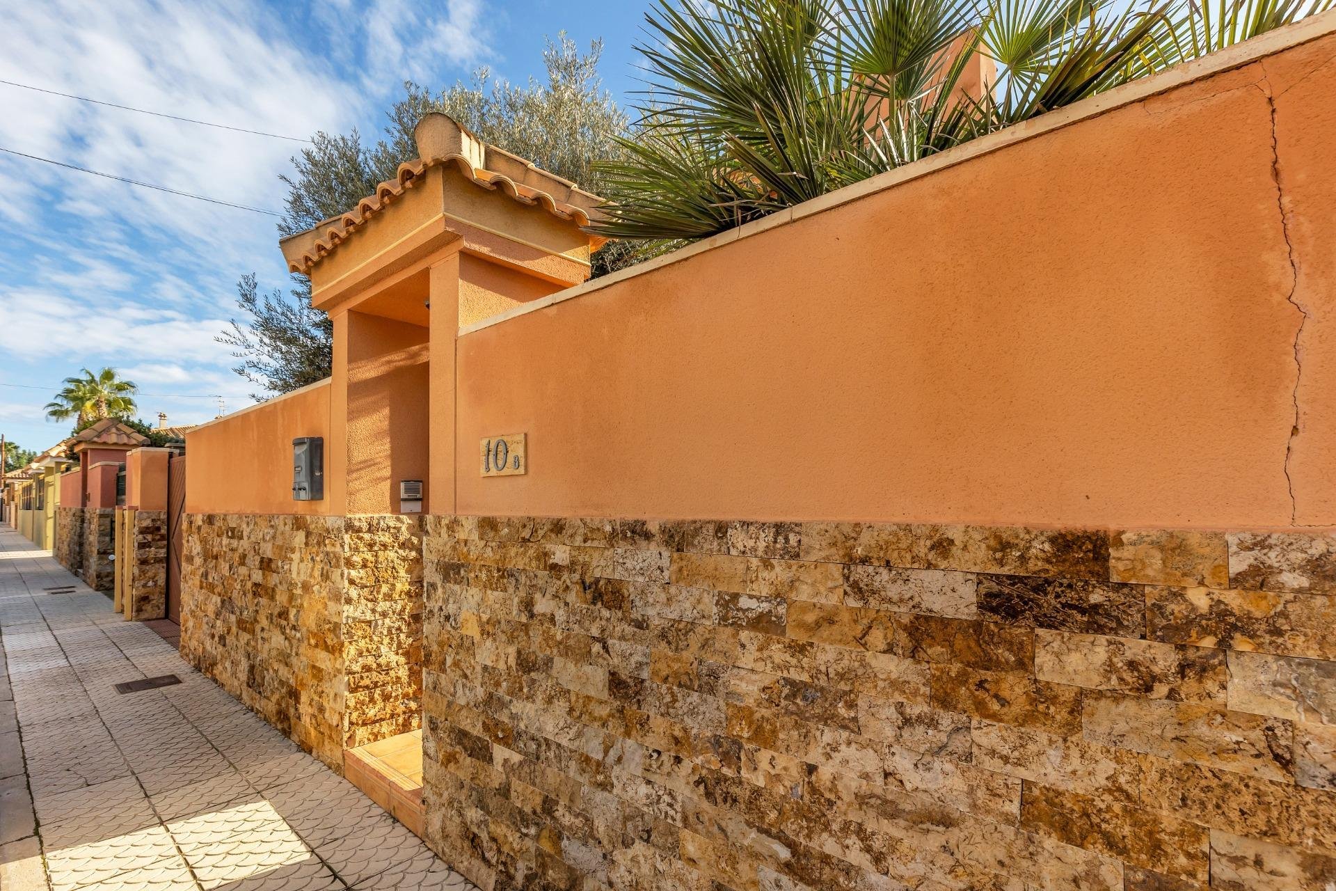 Segunda mano - Adosado -
Torrevieja - Aguas Nuevas