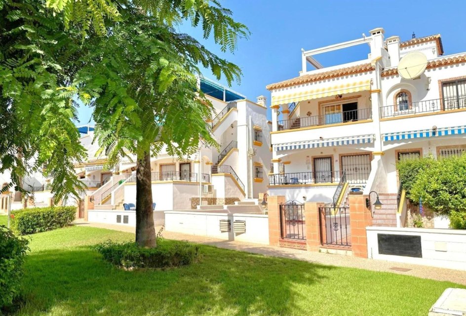 Segunda mano - Buhardilla -
Orihuela Costa - Los Dolses