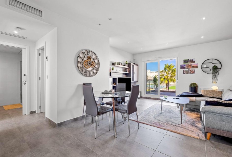 Segunda mano - Buhardilla -
Torrevieja - Aguas nuevas 2