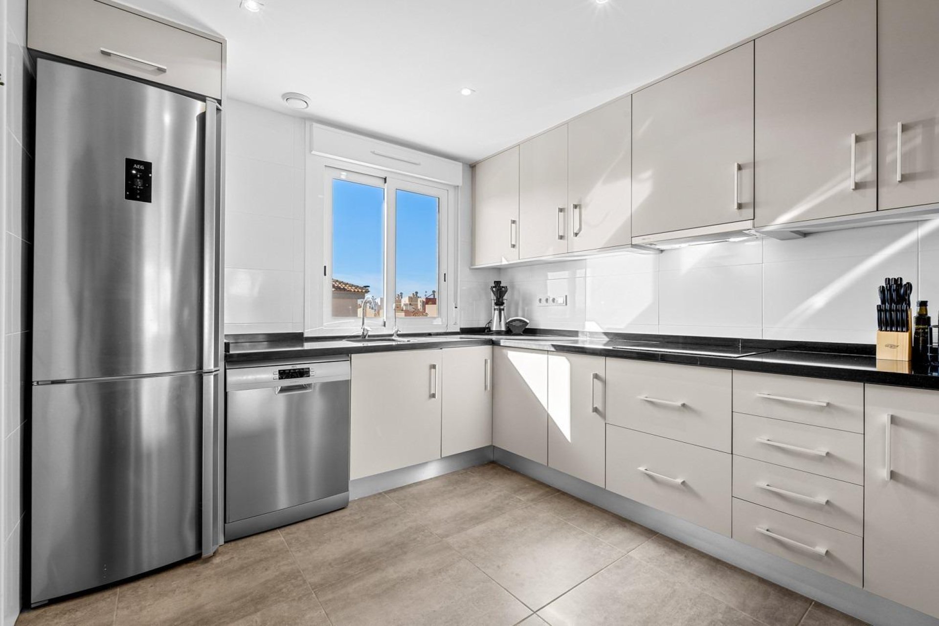 Segunda mano - Buhardilla -
Torrevieja - Aguas nuevas 2