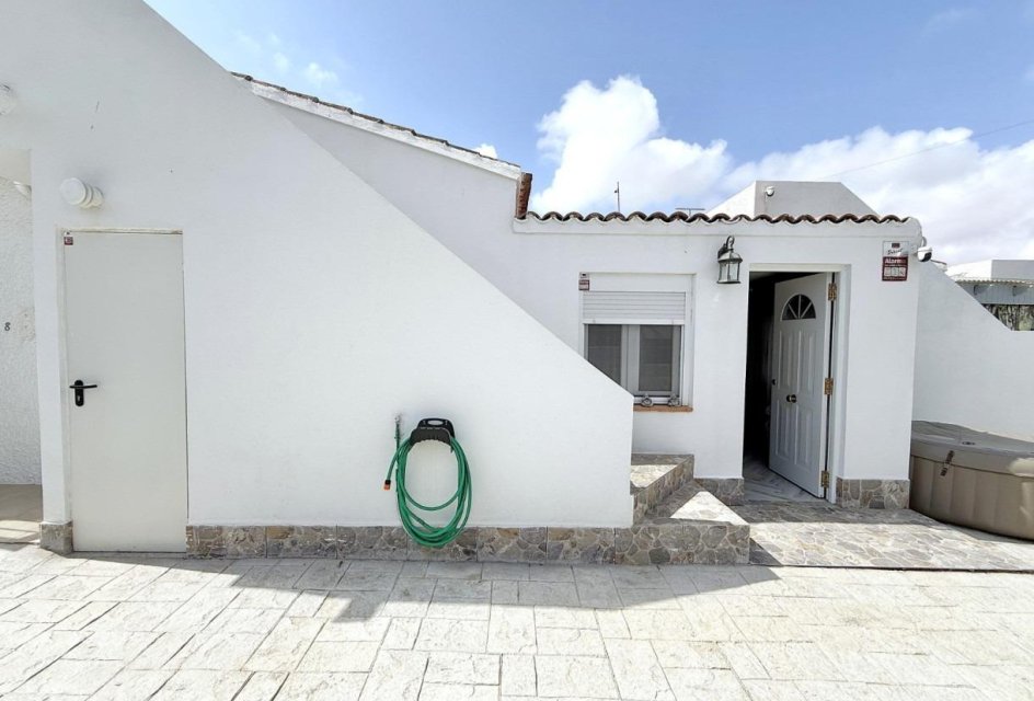 Segunda mano - Bungalow -
Torrevieja - La Siesta - El Salado - Torreta