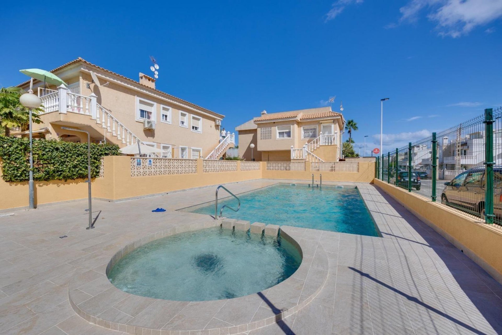 Segunda mano - Bungalow -
Torrevieja - Los Frutales