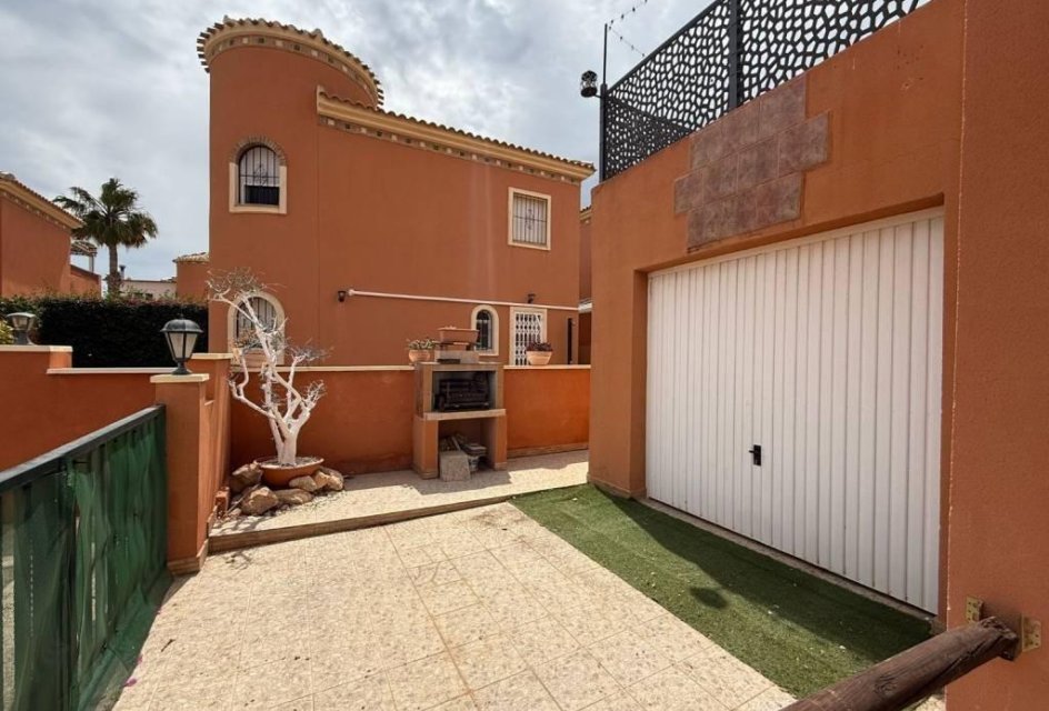 Segunda mano - Villa -
Orihuela Costa - Playa Flamenca