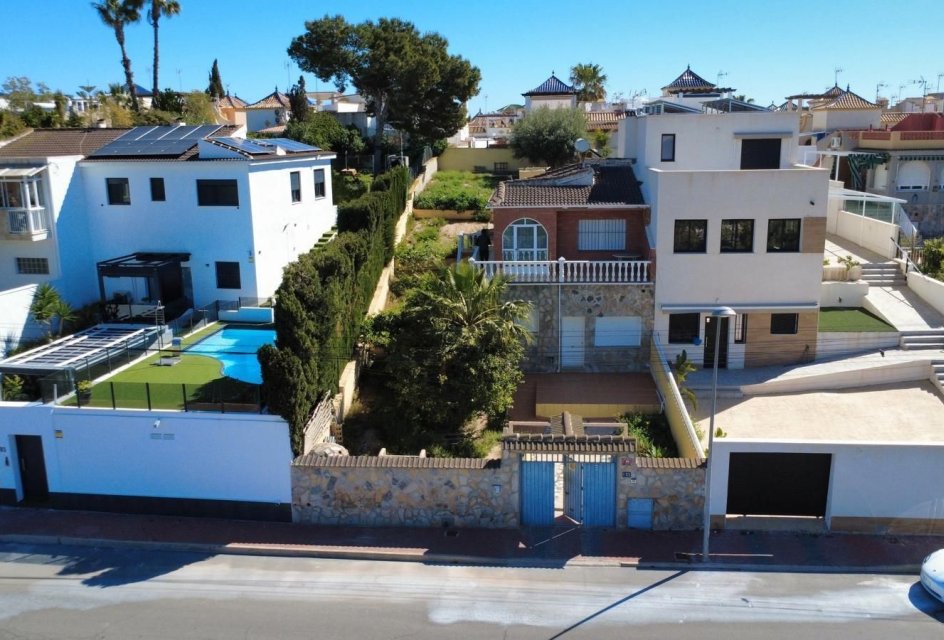 Segunda mano - Villa -
Orihuela Costa - Urbanización Perla del Mar