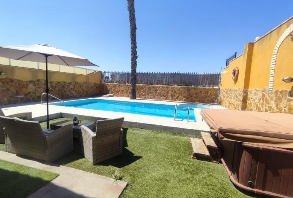 Segunda mano - Villa -
Torrevieja - Aguas nuevas 1