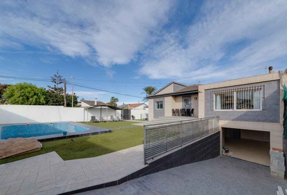 Segunda mano - Villa -
Torrevieja - Los balcones