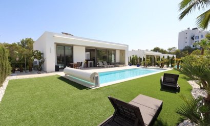 Villa - Herverkoop -
            Orihuela Costa - AM-01852