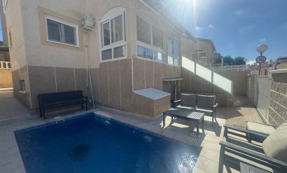 Villa - Herverkoop -
            Torrevieja - AM-02062