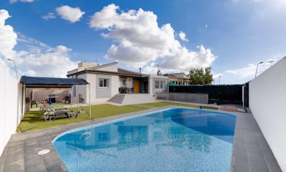 Villa - Segunda mano - Torrevieja - Los balcones