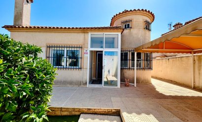 Villa - Segunda mano - Torrevieja -
                Urbanización San Luis