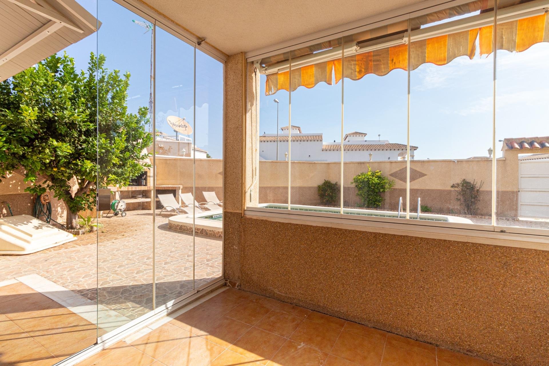 Wiederverkauf - Bungalow -
Orihuela Costa - Punta Prima