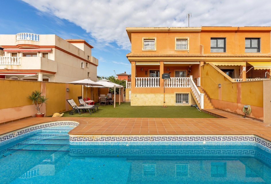 Wiederverkauf - Stadthaus -
Torrevieja - Zona los Frutales