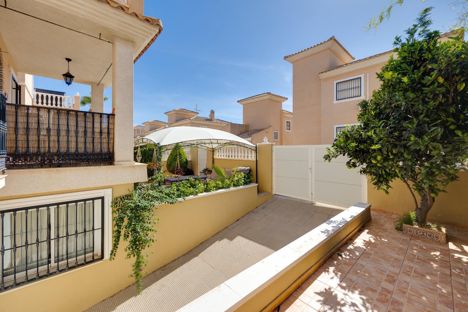 Wiederverkauf - Villa -
Orihuela Costa - Urbanización Perla del Mar
