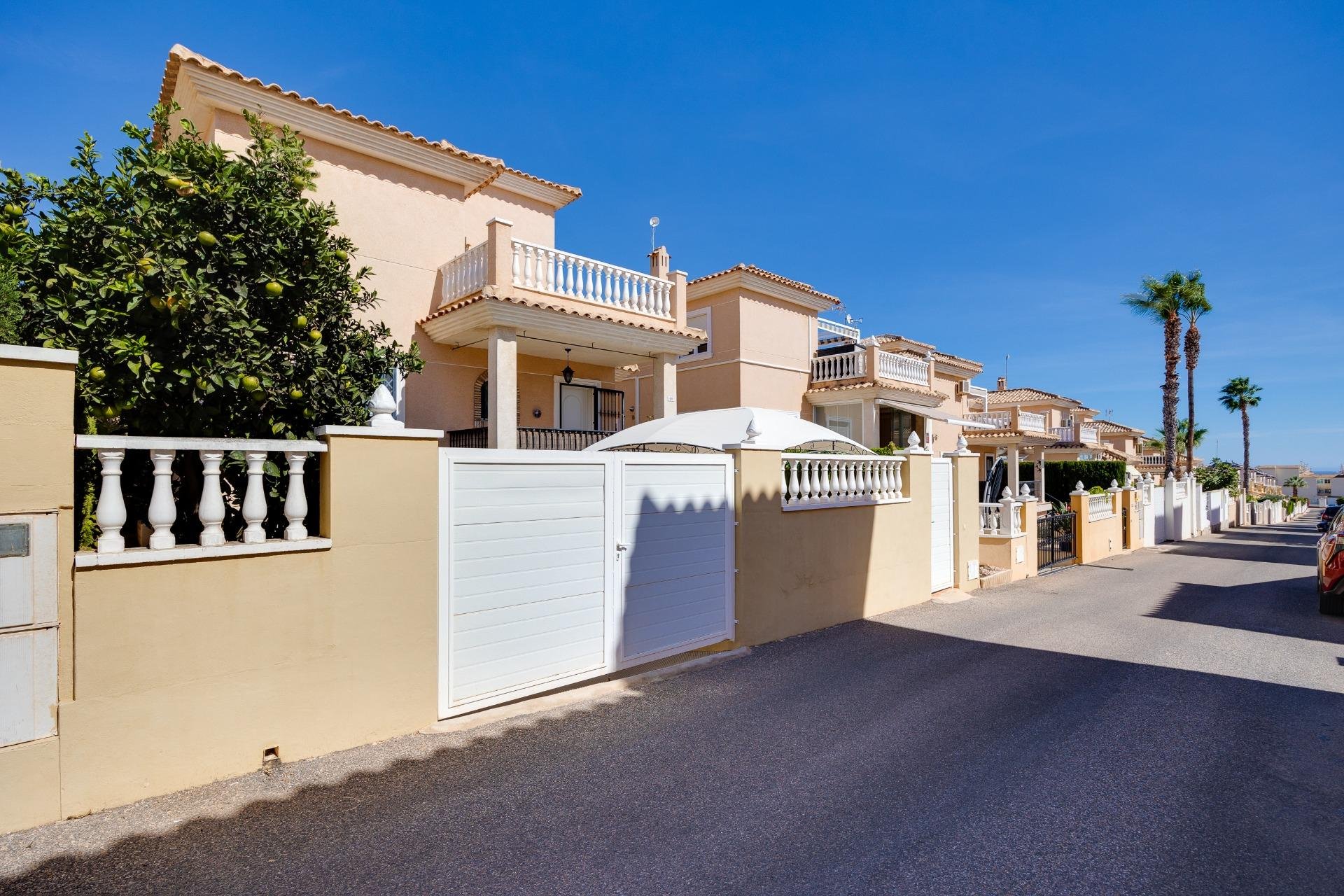 Wiederverkauf - Villa -
Orihuela Costa - Urbanización Perla del Mar