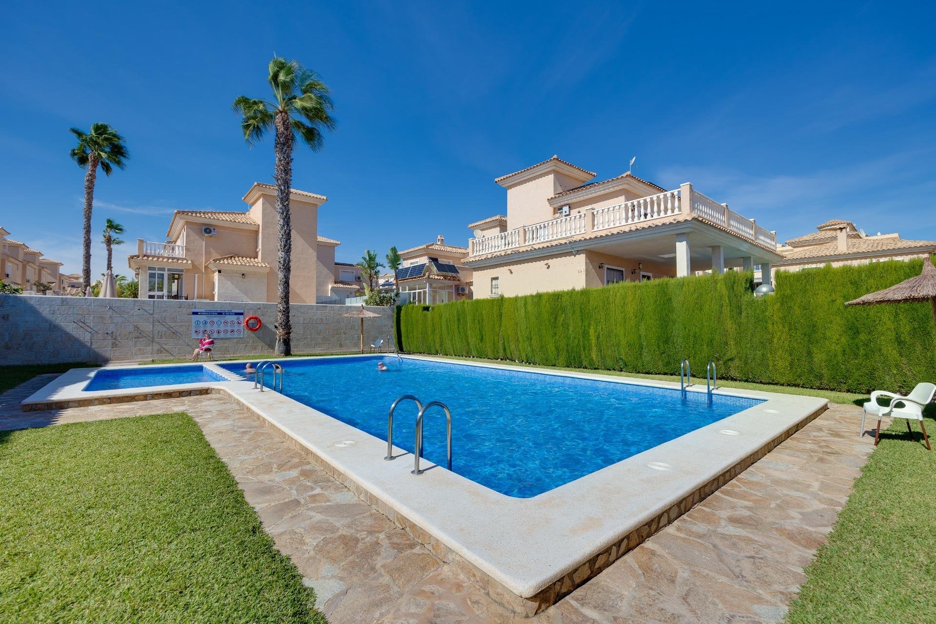 Wiederverkauf - Villa -
Orihuela Costa - Urbanización Perla del Mar
