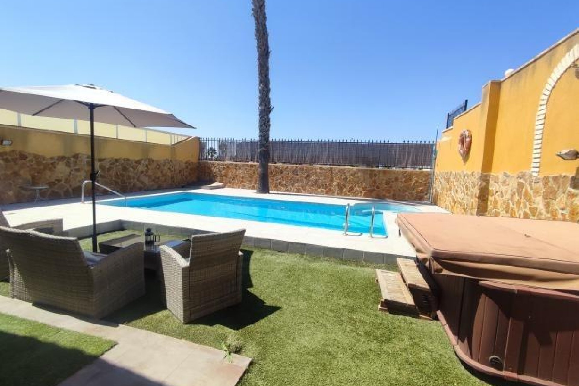 Wiederverkauf - Villa -
Torrevieja - Aguas nuevas 1