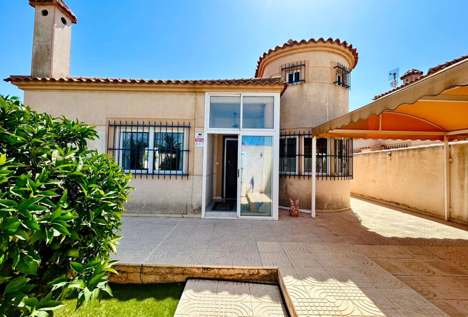 Wiederverkauf - - VILLA -
Torrevieja - Urbanización San Luis