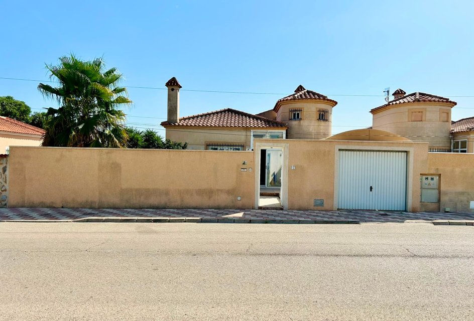 Wiederverkauf - - VILLA -
Torrevieja - Urbanización San Luis